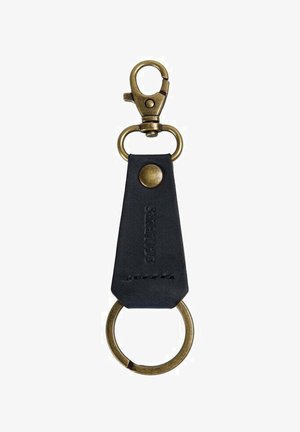 Porta llaves de cuero negro con un gancho de latón en la parte superior y un anillo metálico en la parte inferior, que presenta un logotipo grabado y detalles de costura.