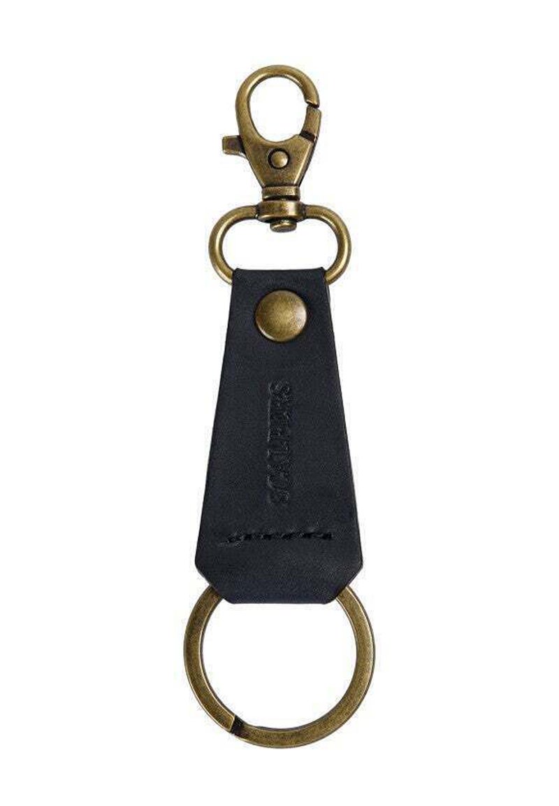 Porta llaves de cuero negro con un gancho de latón en la parte superior y un anillo metálico en la parte inferior, que presenta un logotipo grabado y detalles de costura.