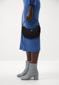 Calvin Klein Jeans CRESCENT SMALL - Käsilaukku - black