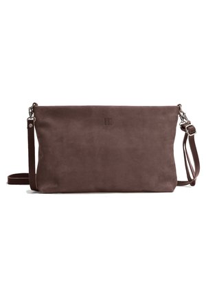 Hnědá kožená taška přes rameno s hladkou texturou, obdélníkovým tvarem, nastavitelným popruhem a jemně embosovaným logem na přední straně.