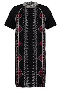 Svart klänning med geometriska mönster i rött och vitt, korta ärmar och hög halsringning med intrikata detaljer.