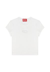 T-shirt bianco a maniche corte con scollatura rotonda, caratterizzato da un logo embossato al centro e un'etichetta rossa del marchio sul collo.