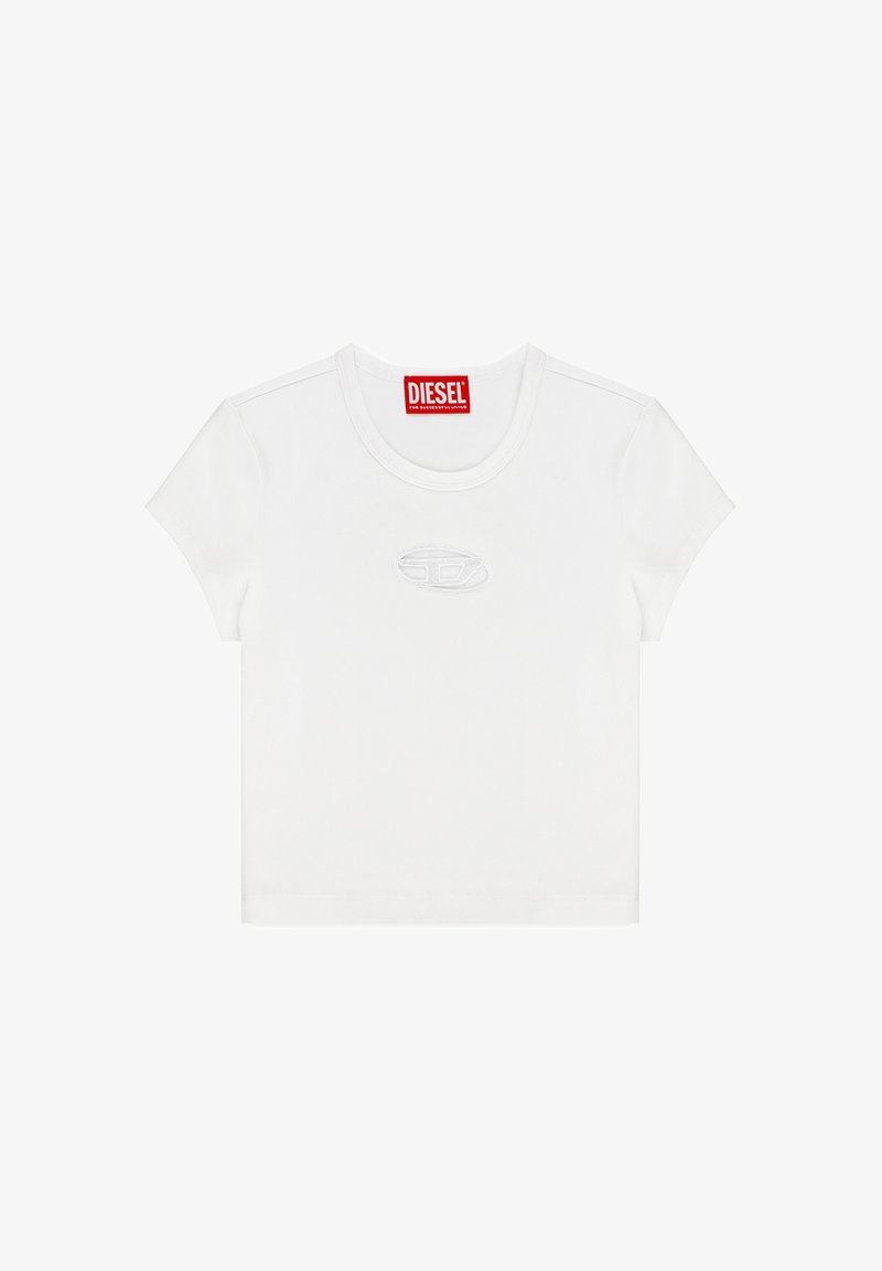 T-shirt bianco a maniche corte con scollatura rotonda, caratterizzato da un logo embossato al centro e un'etichetta rossa del marchio sul collo.