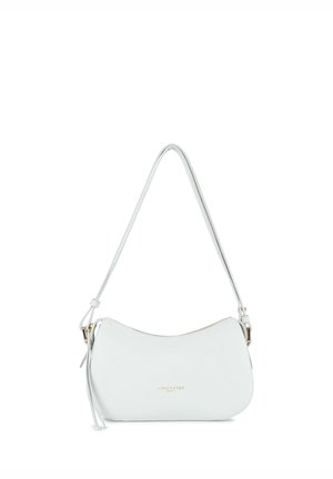 Sac à main en cuir blanc à forme courbée, avec une seule anse d'épaule, une fermeture éclair dorée et un logo en relief sur le devant.