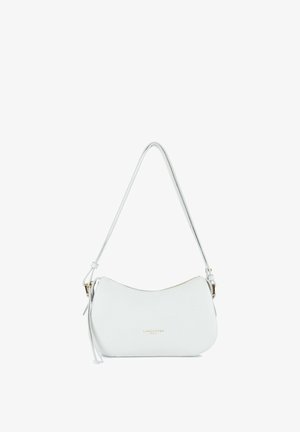 Weiße Lederhandtasche mit einer geschwungenen Form, einem einzelnen Schulterriemen, einem goldenen Reißverschluss und einem geprägten Logodetail auf der Vorderseite.