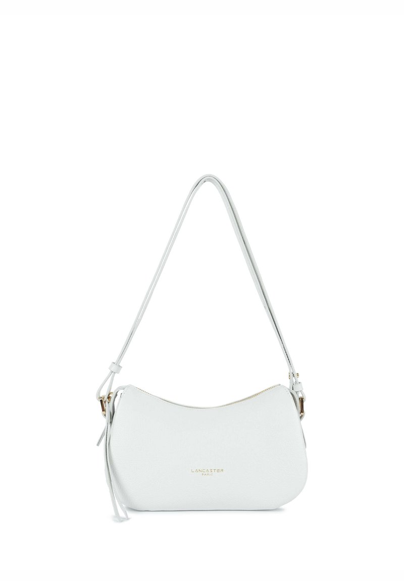 Sac à main en cuir blanc à forme courbée, avec une seule anse d'épaule, une fermeture éclair dorée et un logo en relief sur le devant.