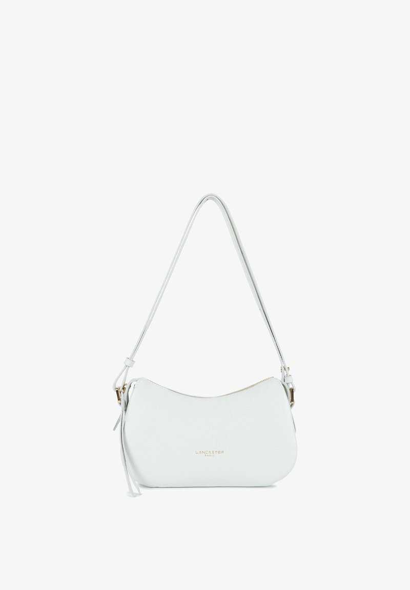 Sac à main en cuir blanc à forme courbée, avec une seule anse d'épaule, une fermeture éclair dorée et un logo en relief sur le devant.