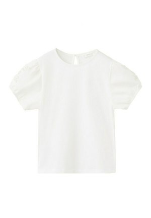 Biela blúzka s krátkymi rukávmi a okrúhlym výstrihom, nadýchanými rukávmi, jemnou kvetinovou výšivkou na rukávoch a zapínaním na gombíky vzadu.