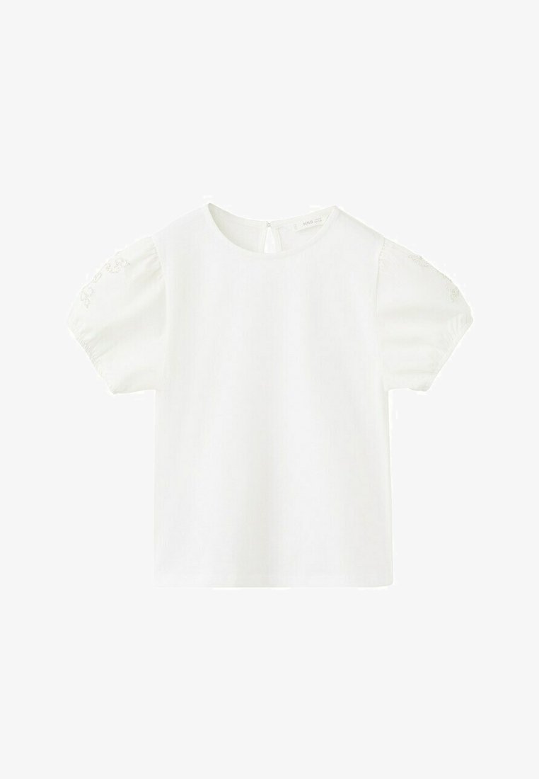 Bela bluza s kratkimi rokavi in okrolim izrezom, napihnjenimi rokavi, nežnim cvetličnim vezenjem na rokavih ter zapiranjem z gumbi na hrbtu.