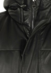 Sort læderjakke med lynlås, hætte og to for- lommer. Har en glat overflade og kontrasterende stofdetaljer.