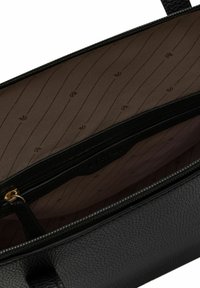 Borsa a mano in pelle nera texture con un interno foderato marrone, dotata di una tasca con zip e un tessuto con motivo sottile.
