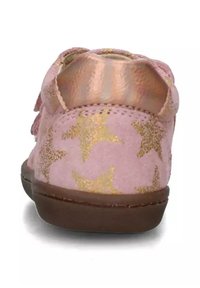 Scarpina rosa per bambino con stelle dorate luccicanti, suola marrone e colletto sul tallone in rosa dorato metallico, vista dal retro.