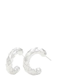 Sidabrinės, siuvinėtos tekstūros auskarai žiedai su tvirtinimais, rodomi prieš baltą foną.