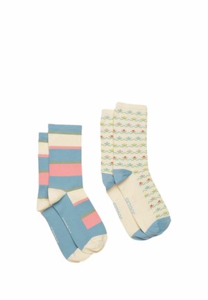 Zwei Paar Sportsocken: eines mit horizontalen Streifen in Blau, Pink, Grün und Creme; das andere cremefarben mit blauen Zehen und mehrfarbigen Blumenmustern.
