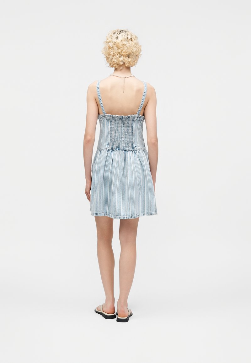 GAP DROPWAIST MINI DRESS STRIPE - Denimové šaty - indigo