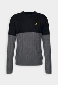 Pullover mit Kabelstrickmuster, schwarzer Oberteil und grauer Unterteil, mit einem kleinen gelben Vogel-Emblem auf der Brust.