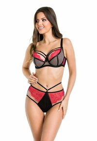Czarny zestaw bielizny koronkowej, który zawiera biustonosz balconette z czerwonymi koronkowymi akcentami i złotymi detalami. Wysokie majtki z wycięciami.
