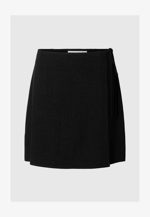 Crna wrap suknja od lana s vezanjem sa strane, koja ima čist, pravilan siluetu i glatku teksturu.