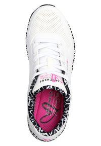 Chaussure de sport blanche avec un design perforé et des accents roses. Intérieur et semelle à motif noir et blanc. Dotée de lacets blancs et d'une marque.