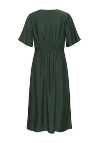 Rochie verde, de lungime până la genunchi, cu mâneci scurte și lățite. Prezintă o talie elastică și o țesătură netedă, ușor texturată. Vedere din spate.