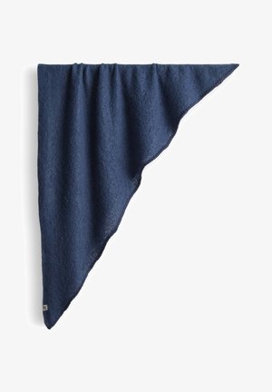 Donkerblauw driehoekig deken van gestructureerde stof, met een ruwe rand en een klein logolabel in één hoek.