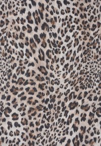 Tissu imitant le léopard avec un fond beige et des taches marron foncé et noires de différentes tailles. Texture douce avec une finition lisse.