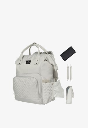 Lys grå rygsæk lavet af slidstærkt stof med quiltet forlomma, dobbelte håndtag på toppen, justerbare skulderremme og en aftagelig tilbehørspose.