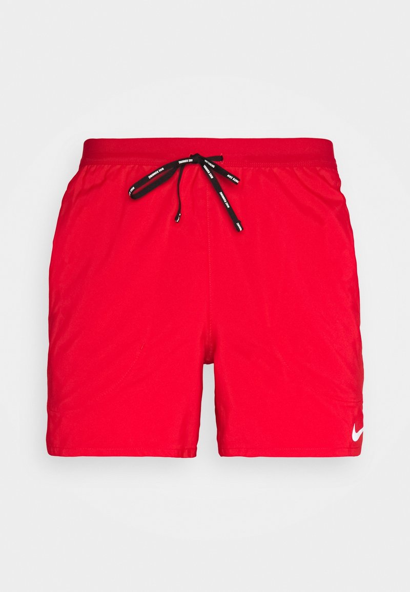 Shorts de bain rouges avec cordon noir et petit logo Nike blanc sur la jambe gauche, présentés sur un fond blanc uni.