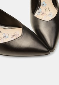 Bata Klasické lodičky na opätku - schwarz