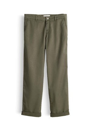 Pantaloni casual verde oliva con passanti per cintura, tasche frontali, chiusura con bottoni e orli piegati, mostrati su uno sfondo bianco.