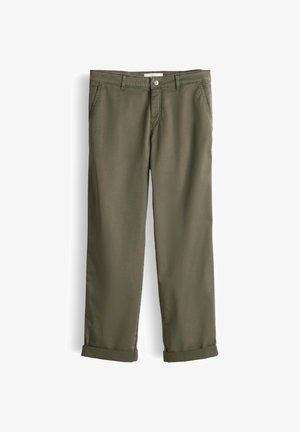 Pantaloni casual verde oliva con passanti per cintura, tasche frontali, chiusura con bottoni e orli piegati, mostrati su uno sfondo bianco.
