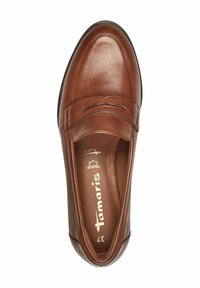 Brauner Leder-Slipper mit glatter Textur, abgerundetem Zeh und dezenten Steppnähten auf der Vorderseite. Markenname sichtbar im Inneren.