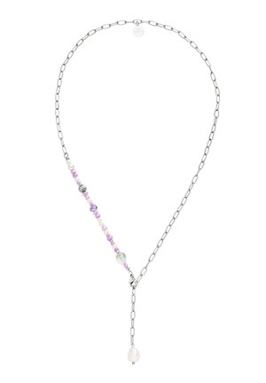Collier chaîne en argent avec des perles violettes et blanches sur un côté et un pendentif en perle unique suspendu à une courte extension de chaîne.
