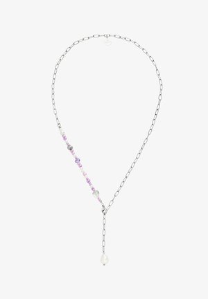 Collier chaîne en argent avec des perles violettes et blanches sur un côté et un pendentif en perle unique suspendu à une courte extension de chaîne.