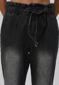 Svarte denim joggere med justerbar midje, med en falmeffekt fra mørk til lys og myk, teksturert stoff.
