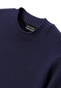 Pull en maille côtelée marine avec un col rond classique. Présente un tissu texturé et une étiquette durable cousue au col.