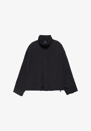 Zwarte, lichtgewicht jas met een hoge kraag, losse pasvorm en twee horizontale naden aan de voorkant. Heeft een minimale textuur en geen zichtbare metalen onderdelen.