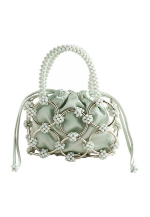 Bolso de mano de satén verde claro con cordón, anillas plateadas y decoraciones florales de cuentas blancas y asa.
