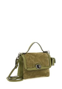 Borsa in suede verde con una forma strutturata, dotata di manico superiore, tracolla removibile e chiusura a scatto nera lucida.