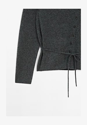 Dunkelgrauer gestrickter Cardigan mit langen Ärmeln, Knopfverschluss und einem dünnen Kordelzug, der an der Taille gebunden ist, vor einem weißen Hintergrund.