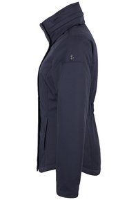 Granatowa damska kurtka z wysokim kołnierzem, dopasowana w talii, z guzikiem w kieszeniach i haftowanym logo kotwicy na górnym rękawie.