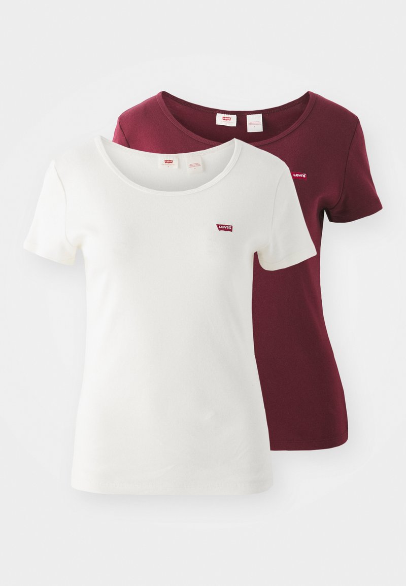 Deux t-shirts à manches courtes : un blanc avec un col rond et un logo Levi's rouge, et un bordeaux avec un design similaire et un placement de logo identique.