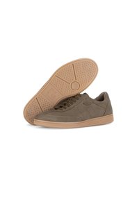 Sneaker in camoscio marrone con dettagli perforati, design con lacci e suola in gomma con motivo a nido d'ape.