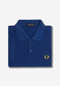 Polo navy blu in tessuto strutturato, con colletto a pieghe, patta con due bottoni e logo in motivo di alloro ricamato in oro.