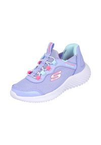 Zapatilla deportiva de malla morada con cordones elásticos, acentos en azul claro y suela blanca ondulada. Presenta un logo en el lateral y una superficie texturizada.