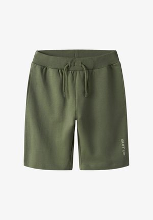 Short décontracté vert olive avec taille élastique, cordon de serrage, poches latérales et texte « SUIT UP » imprimé près de l'ourlet sur une jambe.