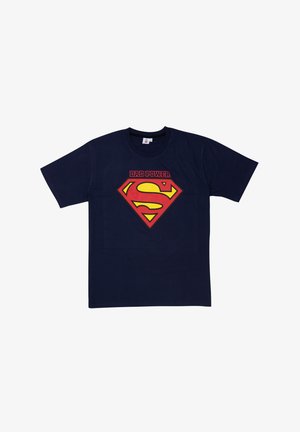 Maglietta in cotone blu navy con un grande emblema rosso e giallo di Superman e il testo "DAD POWER" sopra in rosso. Maniche corte, design a collo rotondo.