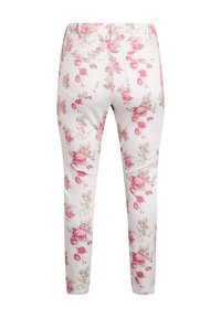 Pantalones florales blancos con estampados de rosas en tonos rosa y beige, diseño de cinco bolsillos y corte ajustado. El material parece suave con un ligero estiramiento.