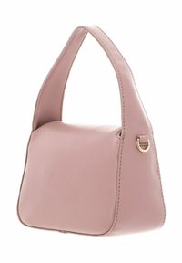 Sac à main en cuir synthétique rose avec un corps légèrement arrondi, une poignée courte et des détails en métal doré. Texture lisse, design minimaliste.