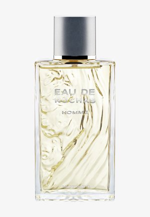 Klare rechteckige Glasflasche mit hellgelber Flüssigkeit, silbernem Deckel und dem Schriftzug „Eau de Rochas Homme“ vorne.
